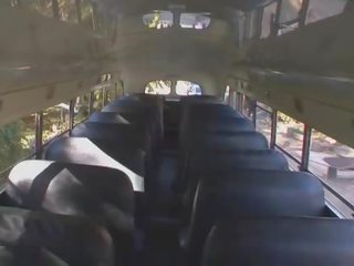 Seksi orang berambut pirang remaja di provokatif rok mendapat tertutup di sebuah bis