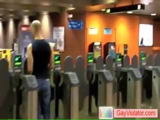 Chico consigue golpeado en subway por gayviolator