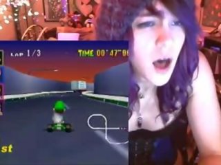 Geek gadis cums bermain mario kart