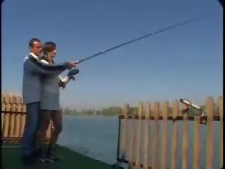 Adoleshent brune sucks kokosh dhe merr fucked në pidh afër fishing biznes