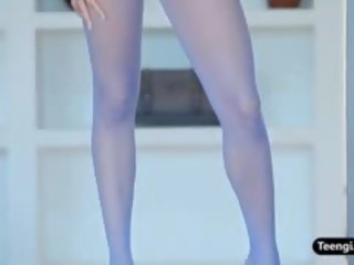 Sexy ado inez frottement son doux clito en collants