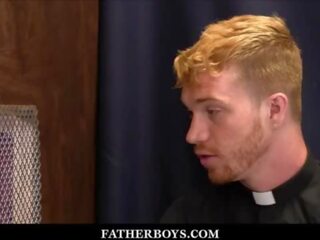 طرفة عين كاثوليكي شخص ryland كينغسلي مارس الجنس بواسطة أحمر الشعر كاهن dacotah أحمر خلال confession