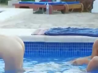 Extremo piscina masturbação de amigos