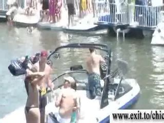 Outrageous bikini poussins à publique bateau fête vidéo