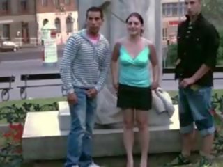 Grupp av tonåren offentlig gata kön av en känd statue delen 1