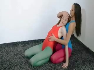 Chlupatý lesbičky v nylon kalhoty sexing