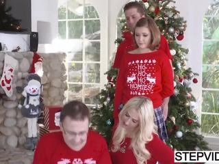 Riley mae tóc ngắn ngang trán cô ấy stepbro tại xmas