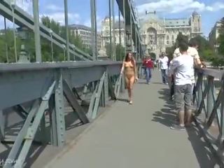 Hull alasti tereza näitab tema kuum keha edasi avalik tänavad