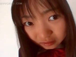 Joven tímida asiática chica y su primero tiempo con vibrador