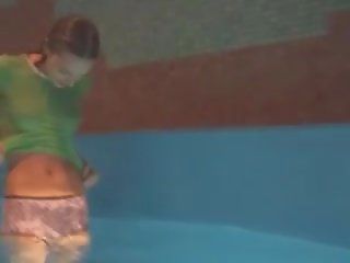 Chudy dziewczyna mastrubating w basen