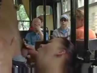 Penis di belahan dada gadis mendapat kacau di itu bis