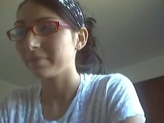 Mergaitė su akiniai į nuogas pokalbis kambarys