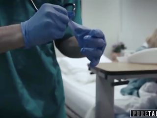 I pastër tabu perv mjekësore person jep adoleshent i durueshëm vaginë provim
