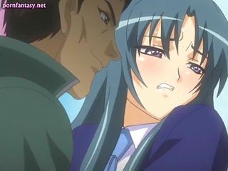 Anime vajzë në uniformë merr rubbed