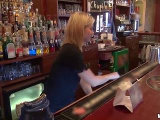 Kto poszukiwany do pieprzyć za barmaid?