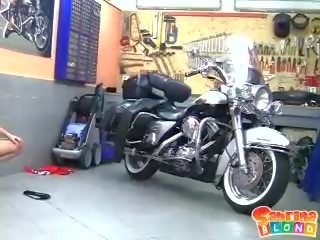 हॉर्नी ब्लोंड टीन साथ छोटा टिट्स अलग करना द्वारा the motor bike