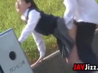 Jepang schoolgirls kurang ajar in publik