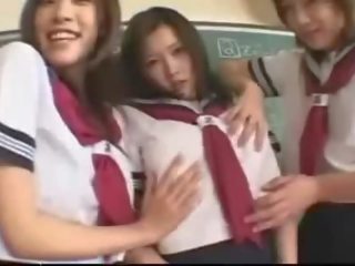 Asia sekolah grils bermain di ruang kelas