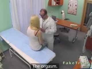 Секси блондинки чукане лекар