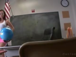 Killen blir balle jerked av av stepmother i klassrummet