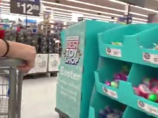 Sebuah nyata orang aneh rekaman sebuah swell perempuan di walmart -