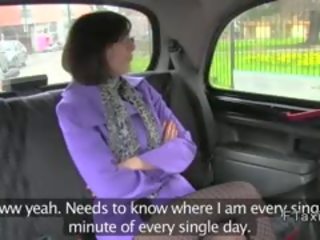 Pechugona británica adolescente embistiendo en falso taxi