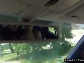 Ungārieši hitchhiking pāris jāšanās uz automašīna
