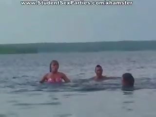 Gadis di bikini kacau keras di sebuah picnic