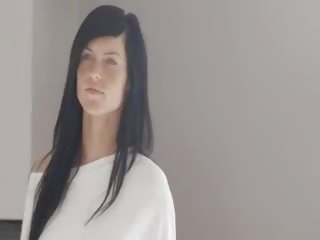 Unikátny blackhaired modelka s pehy