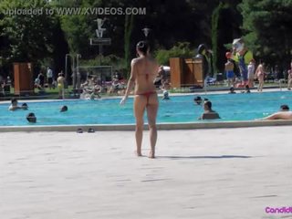Pantai orang yang menikmati melihat seks seksi bikini gadis telanjang dada jahat weasel
