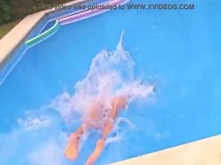 完美 屁股 青少年 穿着 see-through 泳装 在 该 水池!