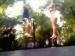 Teens fukanje na a trampoline