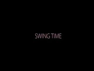 कमिंग पर the swings