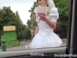 Betoverend bruid zuigt een groot hard piemel