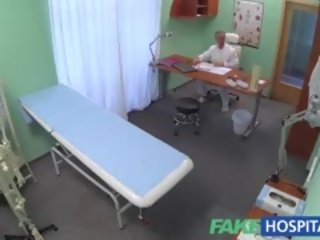 Fakehospital doktor solves vlhké pička problém