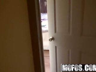 Mofos pervs في دورية cammie ثعلب peeping في ال roomie