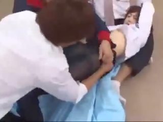 تلميذة في جوارب طويلة rapped بواسطة 3 رفاق الثدي يفرك كس يمسح و اصابع الاتهام في ال خزانة غرفة