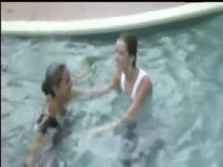 Dua kanak-kanak perempuan dalam kolam